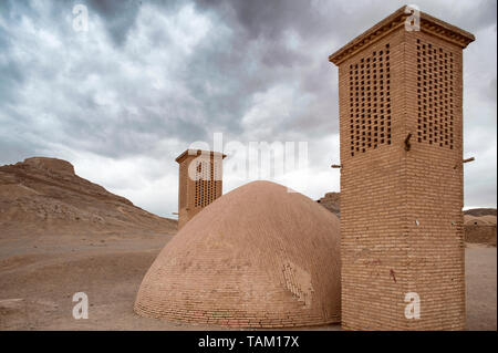 Tours à vent utilisé comme un système de refroidissement naturel pour réservoir d'eau à l'architecture traditionnelle de l'Iran. Tour de silence à l'arrière-plan. Yazd, Iran Banque D'Images