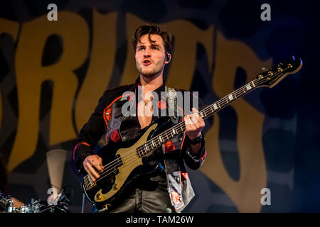 Nonantola, Italie. 25 mai, 2019. Les béquilles sont un groupe de rock anglais composé de Luc Spiller (chant), Adam Slack (guitare), Jed Elliott (basse) et Gethin Davies (batterie). En quelques années, les béquilles ont été heureusement accueilli par les plus grandes icônes du rock-and-roll. En plus d'être la première partie de groupes tels que les Rolling Stones, les Who et Guns 'N' Roses, les béquilles ont été choisis par Mötley Crüe comme supporteur de leurs derniers concerts. Credit : Luigi Rizzo/Pacific Press/Alamy Live News Banque D'Images