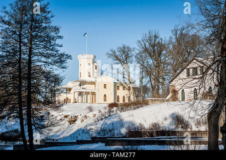 L'Estonie, Keila-Joa - mars 5, 2018 : Keila-Joa Manor Hotel (automne), bâtiment de style néo-gothique du 19e siècle l'article sur colline sous ciel bleu. Wifi Banque D'Images