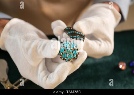 Parure de bijoux avec de beaux gros plan en atelier, Banque D'Images