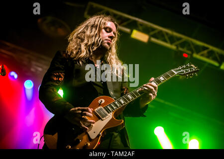 Nonantola, Italie. 25 mai, 2019. Les béquilles sont un groupe de rock anglais composé de Luc Spiller (chant), Adam Slack (guitare), Jed Elliott (basse) et Gethin Davies (batterie). En quelques années, les béquilles ont été heureusement accueilli par les plus grandes icônes du rock-and-roll. En plus d'être la première partie de groupes tels que les Rolling Stones, les Who et Guns 'N' Roses, les béquilles ont été choisis par Mötley Crüe comme supporteur de leurs derniers concerts. Credit : Luigi Rizzo/Pacific Press/Alamy Live News Banque D'Images