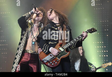 Les frères Josh et Jake Kiszka apparaissent produire ensemble sur scène pendant un concert 'live' apparence avec Greta Van Fleet. Banque D'Images