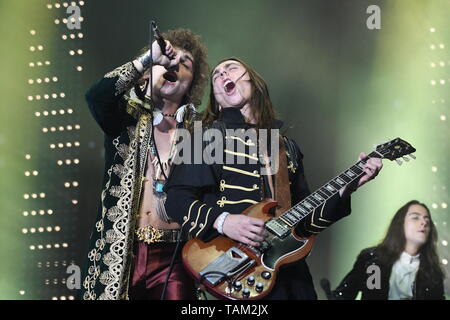 Les frères Josh et Jake Kiszka apparaissent produire ensemble sur scène pendant un concert 'live' apparence avec Greta Van Fleet. Banque D'Images