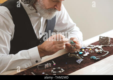 Parure de bijoux en atelier Banque D'Images