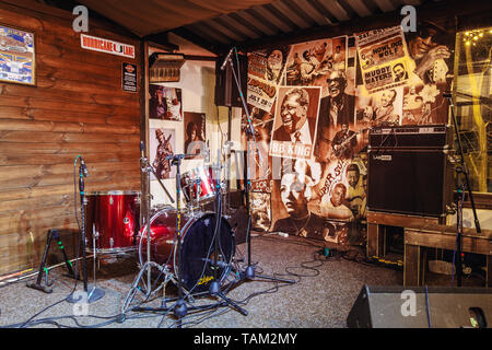 Kiev, Ukraine-March 19, 2018. Une petite scène avec des instruments de musique pour l'exécution de musiciens dans une discothèque ou un pub de bière. Banque D'Images