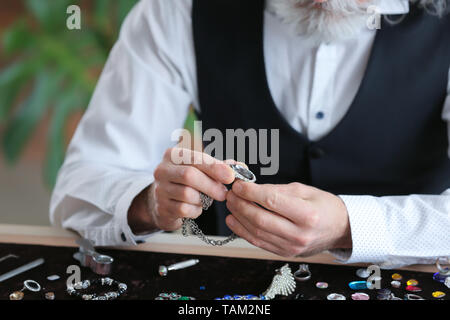 Parure de bijoux avec de beaux gros plan en atelier, Banque D'Images