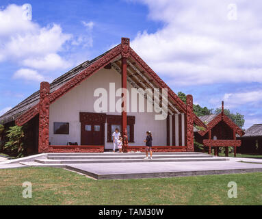 Maison de réunion maorie (Wharenui), vivant de Whakarewarewa village Maori, Rotorua, Bay of Plenty, North Island, New Zealand Banque D'Images