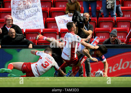 Salford reds Ken Sio scores au cours du week-end magique Dacia à Anfield, Liverpool. Banque D'Images