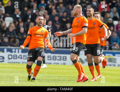 L'UTD Dundee Nicky Clark fête marquant son premier but de la partie du jeu de la au cours de la Premiership Ladbrokes play-off final, deuxième match aller à l'arène numérique simple, St Mirren. Banque D'Images