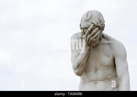 Facepalm - honte, triste, déprimé. Statue de Banque D'Images