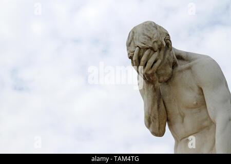 Facepalm - honte, triste, déprimé. Statue de Banque D'Images