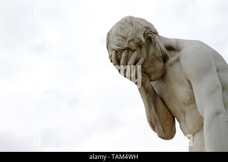 Facepalm - honte, triste, déprimé. Statue de Banque D'Images