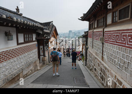 L'architecture de style traditionnel coréen au village de Bukchon Hanok avec cityscape in background à Séoul, Corée du Sud. Banque D'Images