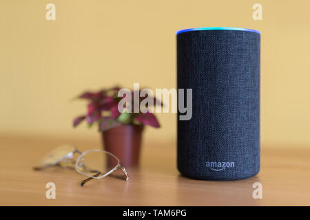 2017 La libération d'un fusain Amazon Echo (2e génération) smart speaker et d'assistant personnel Alexa tourné dans un environnement d'accueil. Banque D'Images