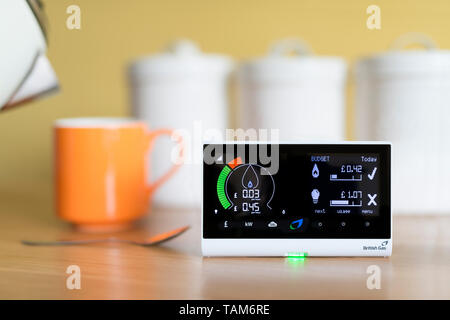 Un usage domestique British Gas energy smart meter afficher le coût du gaz, d'électricité dans une maison, placé dans un environnement de cuisine. Banque D'Images