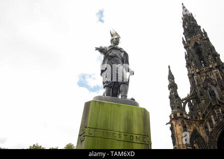 Statue de David Livingstone avec seagull sur sa tête, ,à l'Est des jardins de Princes Street , le centre-ville d'Édimbourg, Écosse, Royaume-Uni Banque D'Images