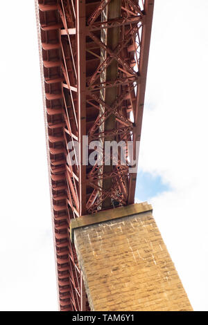 Détail de la partie inférieure de la Forth Rail Bridge, près d'Edimbourg, Ecosse, Royaume-Uni Banque D'Images