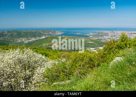 Vue panoramique du château de Socerb dans la Slovénie à la mer Adriatique avec baie de Nice ville et Trieste en Italie, Europe Banque D'Images