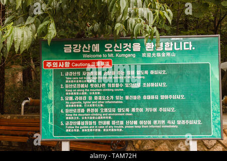 La province du Kangwon, la Corée du Nord - 26 juillet 2014 : Information board Bienvenue sur Mt.Kumgang. Les monts Kumgang région touristique, région administrative spéciale de Banque D'Images