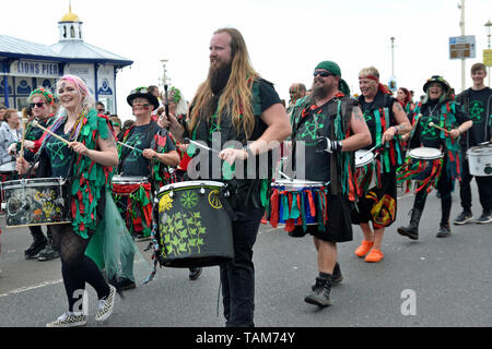 Le Pentacle Drummers marchant le long du front de mer à Eastbourne Sunshine Carnival, Sussex, England, UK. Maison de 2019 de la Banque peut Banque D'Images