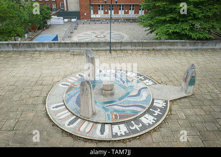 Sculpture devant les tribunaux de Winchester par Rachel Fenner avec les échos de la Table ronde, du trône du monarque et des évêques. Winchester, Hampshire, Royaume-Uni. Banque D'Images