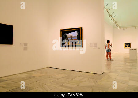 Intérieur du musée de la Reina Sofia avec un tableau de Juan Gris intitulé La fenêtre ouverte (1921 ; La Ventana abierta ; la fenêtre ouverte), Madrid, Espagne. Banque D'Images