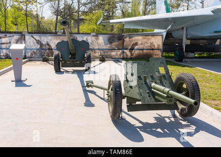 L'Anapa, Russie - le 28 avril 2019 : 85 mm canon divisionnaire D-44 et 45 mm anti-char de 1937 (quarante-cinq) dans le parc de matériel militaire en Anapa Banque D'Images