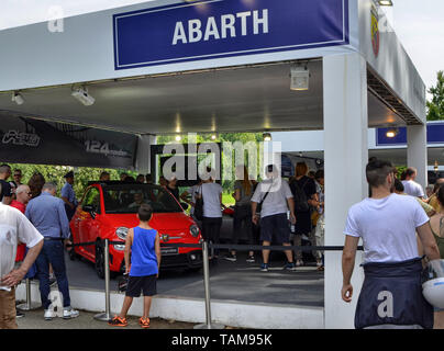 Turin, Piémont, Italie. Juin 2018. Au parc du Valentino, le salon de l'automobile. Le stand abarth est bondé avec des gens, un garçon est toujours en face de la 500 Banque D'Images