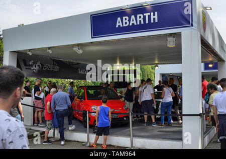 Turin, Piémont, Italie. Juin 2018. Au parc du Valentino, le salon de l'automobile. Le stand abarth est bondé avec des gens, un garçon est toujours en face de la 500 Banque D'Images