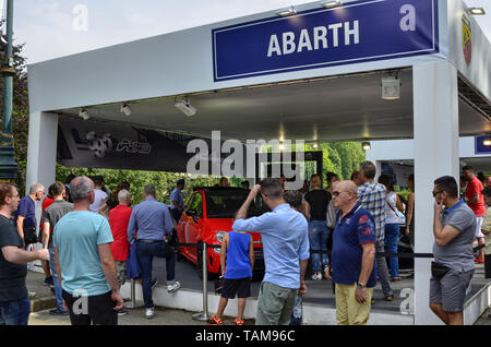 Turin, Piémont, Italie. Juin 2018. Au parc du Valentino, le salon de l'automobile. Le stand abarth est bondé avec des gens, un garçon est toujours en face de la 500 Banque D'Images