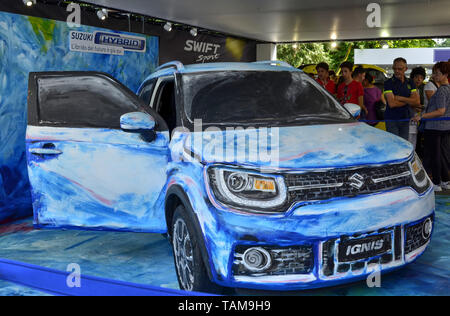 Turin, Piémont, Italie. Juin 2018. Au parc du Valentino, le salon de l'automobile. Au stand Suzuki, un bleu très particulier thrash Ingnis. Les gens regardent sa curio Banque D'Images