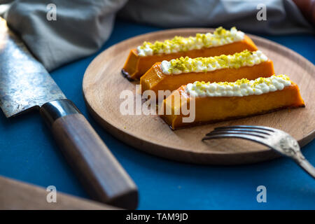 Potiron sucré dessert avec fromage à la crème. La nourriture est savoureuse saine sur la plaque. dessert sucré avec la garniture. Banque D'Images