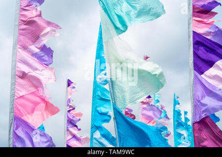 Festival de couleurs pastels des drapeaux. Grands poteaux avec rose, turquoise et des drapeaux blancs à la River Cottage Salon de l'alimentation, 2019 Banque D'Images