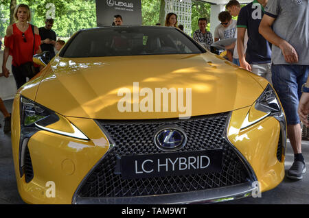 Turin, Piémont, Italie. Juin 2018. Au parc du Valentino, le salon de l'automobile. Au stand Lexus, la couleur jaune lc attire l'attention de l'peop Banque D'Images