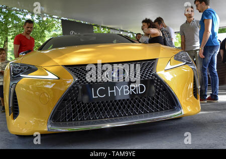 Turin, Piémont, Italie. Juin 2018. Au parc du Valentino, le salon de l'automobile. Au stand Lexus, la couleur jaune lc attire l'attention de l'peop Banque D'Images