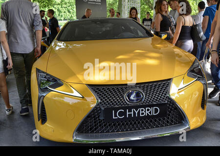 Turin, Piémont, Italie. Juin 2018. Au parc du Valentino, le salon de l'automobile. Au stand Lexus, la couleur jaune lc attire l'attention de l'peop Banque D'Images