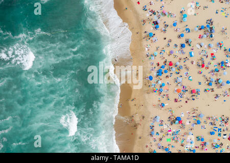 Plages bondées et Blue Water sont vus du ciel sur cette vue aérienne de Asbury Park, New Jersey, USA le week-end du Memorial Day 2019 Banque D'Images