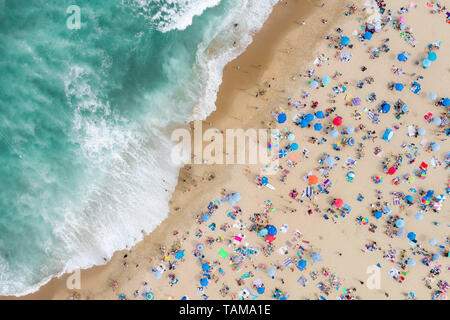 Plages bondées et Blue Water sont vus du ciel sur cette vue aérienne de Asbury Park, New Jersey, USA le week-end du Memorial Day 2019 Banque D'Images