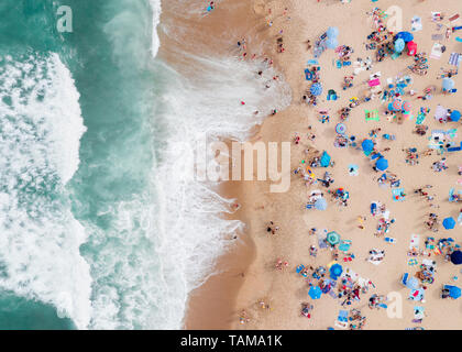 Plages bondées et Blue Water sont vus du ciel sur cette vue aérienne de Asbury Park, New Jersey, USA le week-end du Memorial Day 2019 Banque D'Images