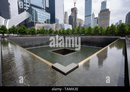 Bassins réfléchissants et cascade au mémorial national du 11 septembre, World Trade Center, Manhattan, New York City, États-Unis. Banque D'Images