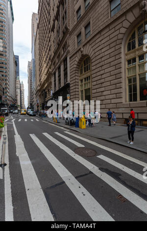 Regardant vers le bas, rue Broadway avec des lignes blanches d'un passage pour piétons - Financial District - Manhattan - New York, NY Banque D'Images