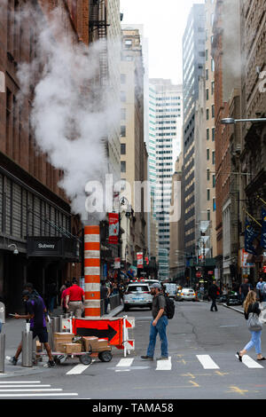 En regardant une rue avec de la vapeur qui sort d'un tuyau - Financial District, Manhattan - New York City Banque D'Images