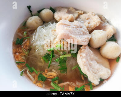 Bol de soupe de nouilles / close up de nourriture nouilles de riz avec de la viande de porc et légumes à billes style Asie Banque D'Images