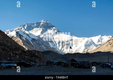 Matin soleil sur la face de l'Everest vu de l'Everest Camp de Base (EBC) situé sur le côté du Tibet. Banque D'Images