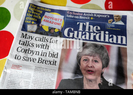 Theresa "peut appelle à des pourparlers avec Corbyn en vue d'économiser de l'Brexit' front page Guardian titre London Grande-Bretagne UK Banque D'Images