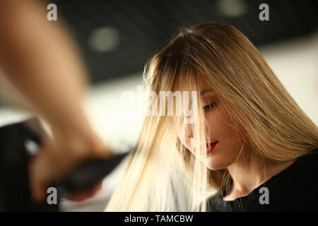 Femme blonde avec de longs cheveux droits Photographie Banque D'Images