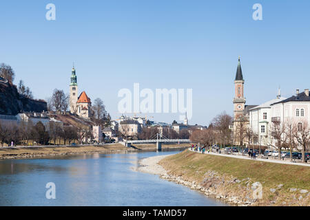 Vue le long de la rivière Salzach à Salzbourg, en Autriche, en direction du pont de la "Mullner Steg". En arrière-plan se trouve l'église paroissiale Mulln. Banque D'Images