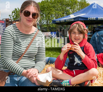 Midleton, Cork, Irlande. 26 mai, 2019. Leigh Miller avec son fils Soren de Ladysbridge profitant du Salon de l'agriculture à Coppingerstown Midleton Co. Cork, Irlande. Crédit : David Creedon/Alamy Live News Banque D'Images