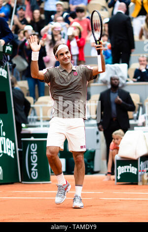 Paris, France. 26 mai, 2019. À partir de la suisse Roger Federer est lcheering après son 1er tour à l'Open de France 2019 Tournoi de tennis du Grand Chelem à Roland Garros, Paris, France. Frank Molter/Alamy live news Banque D'Images