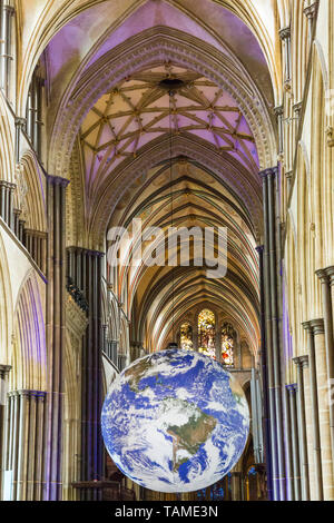 Salisbury, Wiltshire, Royaume-Uni. 26 mai 2019. Une variété de divertissements à Salisbury International Arts Festival à garder la foule se divertir. Gaia, ce qui signifie que la personnification de la terre, par Luke Jerram est suspendu à l'intérieur de la cathédrale de Salisbury, mesurant 7 mètres de diamètre. Credit : Carolyn Jenkins/Alamy Live News Banque D'Images